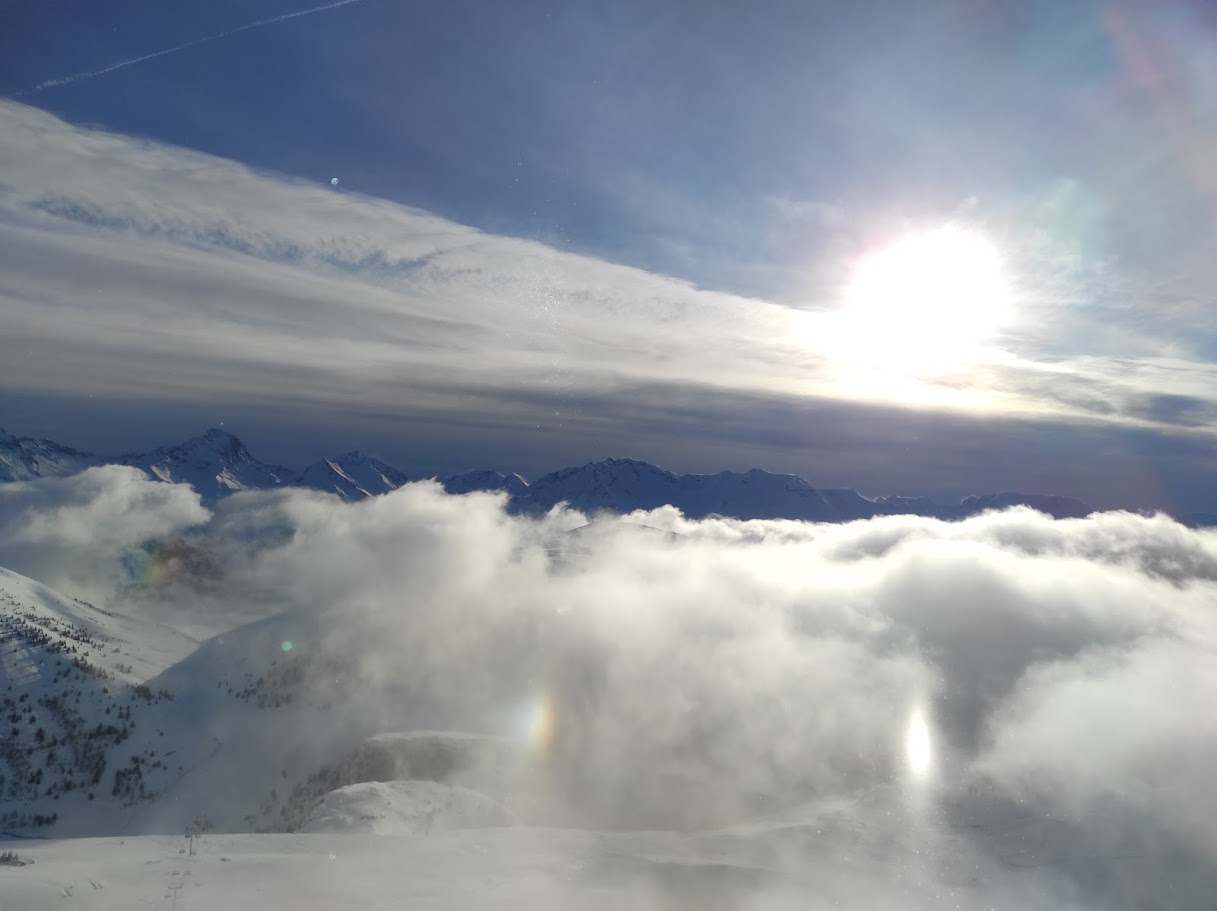 photo d'un soleil vu de la montagne